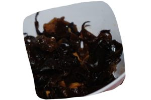 Recette des crevettes coco-curry rouge : champignons noirs émincés