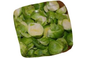 Recette de nouilles sautées aux crevettes et légumes d'hiver : choux de Bruxelles coupés en deux