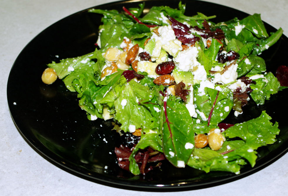 Recette d'entrée saine et délicieuse : salade de mesclun aux fruits secs et tofu
