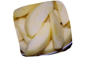 Recette de la salade au camembert rôti : quartiers de pomme