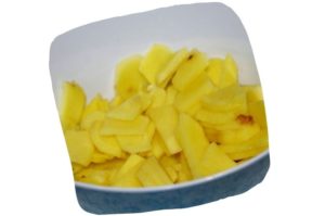 Recette de la salade d'ananas aux crevettes et noix de cajou : lamelles de gingembre